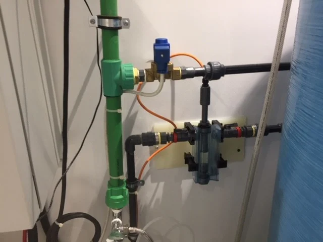 Flow sensor and injection pipework in a dental unit waterline treatment system